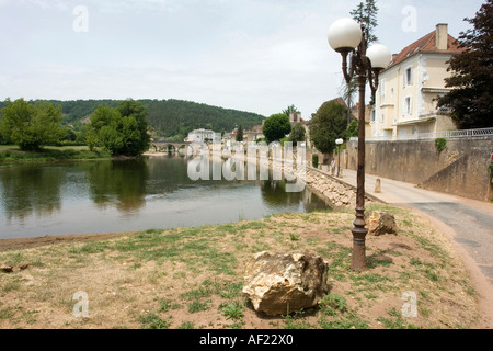 La promenade a Le Bugue sulle rive del fiume Vezere Dordogne Francia Europa Foto Stock