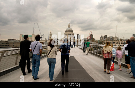 Il London Millennium Footbridge cercando di Saint Pauls Cathedral. Foto Stock