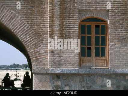 Si-O Se Pol, il ponte di trentatré archi, Isfahan, 1597 - 1598. Un ponte che include sale da tè. Foto Stock