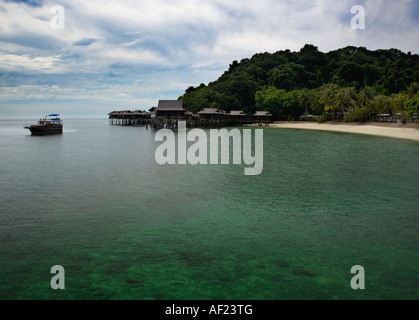 Un traghetto turistico lasciando Pangkor Laut Resort sulla spiaggia, Malaysia Foto Stock