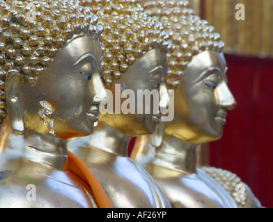 Fila di tre golden buddha a Wat Prathat Doi Suthep, Chiang Mai, Thailandia del Nord Foto Stock