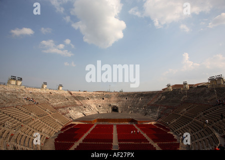 Vista dell'interno dell'anfiteatro romano, Verona, Italia Foto Stock