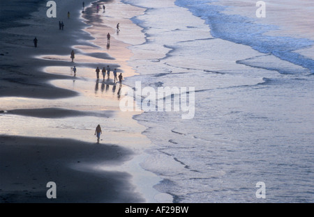 Per coloro che vogliono concedersi una passeggiata lungo la spiaggia di Varkala al tramonto. Foto Stock