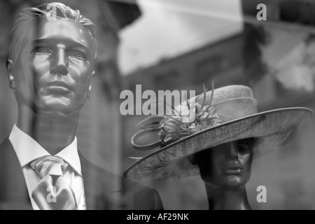 Maschio e femmina di manichini in fashion shop window display Bond Street Londra Foto Stock