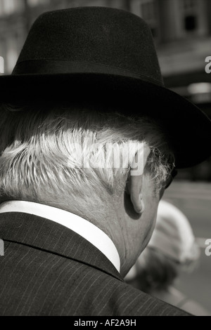 Vista posteriore di anziani imprenditore di Londra indossando black hat Foto Stock