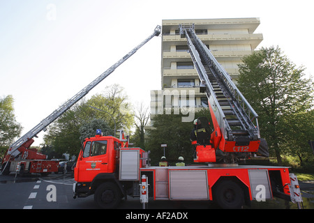 I vigili del fuoco a bruciare edificio residenziale, Germania Foto Stock