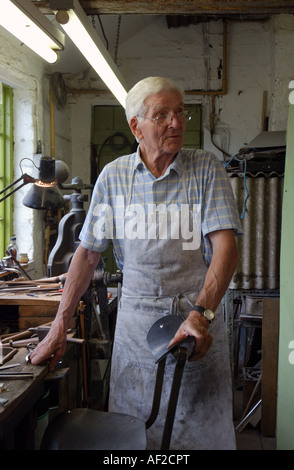 Stan Shaw, maestro artigiano e cutler nel suo workshop sulla via giardino nel centro della città di Sheffield Foto Stock