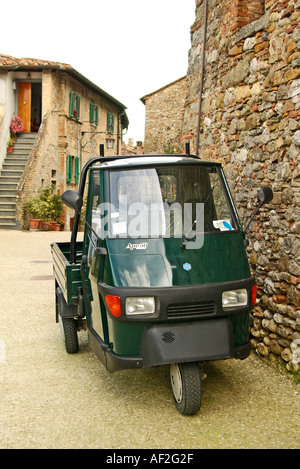 A TRE RUOTE CARRELLO fattoria in un villaggio in Italia Foto Stock