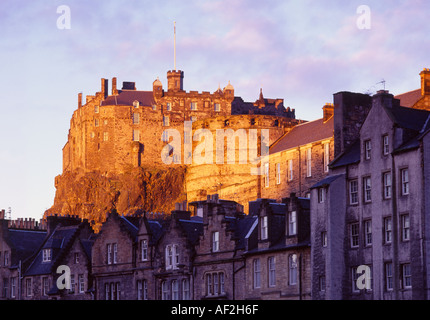Il Castello di Edimburgo dal Grassmarket, Edimburgo, Scozia, Regno Unito Foto Stock