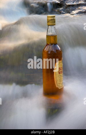 Il whisky scozzese di ghiaccio freddo dal Cairngorms nel masterizzare vicino a Braemar, Cairngorm National Park, Scozia Foto Stock