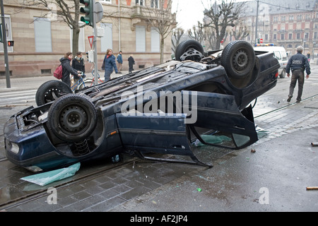 GENNAIO 2006 auto ribaltato sul suo tetto TORCHED E RIBALTATO AUTO DURANTE I LAVORATORI PORTUALI PROTESTA MARZO STRASBURGO ALSAZIA FRANCIA EUROPA Foto Stock