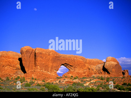 Ore del sorgere oltre i Navajo e entrada formazioni arenarie in Arches National Park nello Utah. Foto Stock