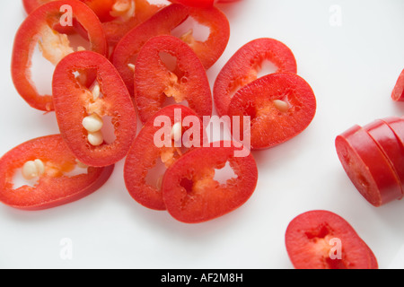 Una inquadratura ravvicinata delle fette di un caldo rosso peperoncino. Foto Stock