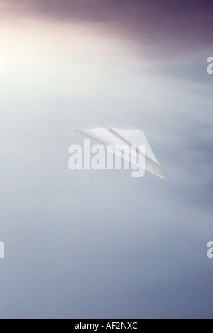 Aeroplano di carta che vola attraverso l'atmosfera Foto Stock