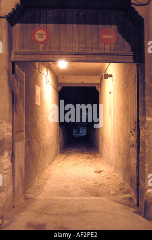 Vista del buio fiocamente illuminate vicoletto Aix en Provence Francia Foto Stock