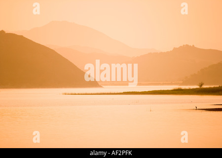 Il lago di Cachuma presso sunrise Santa Ynez Valley California USA Foto Stock