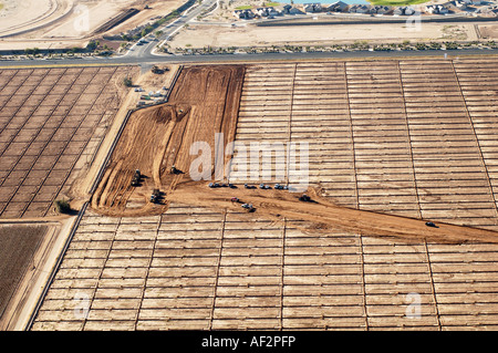 Vista aerea di un nuovo sviluppo di alloggiamento sul bordo del deserto in Casa Grande Arizona Foto Stock