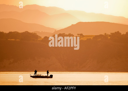 Bass pesca Lago Cachuma Santa Ynez Valley California USA Foto Stock