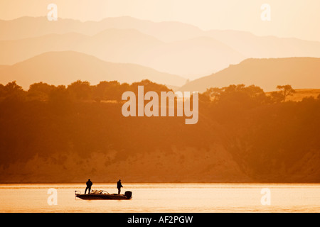 Bass pesca Lago Cachuma Santa Ynez Valley California USA Foto Stock