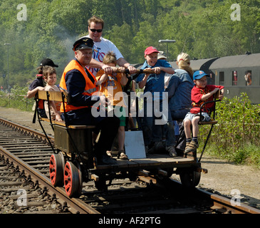 I bambini e gli adulti il funzionamento di un carrello ferroviario a Bochum Railway Museum, Germania. Foto Stock