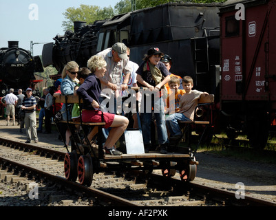 I bambini e gli adulti il funzionamento di un carrello ferroviario a Bochum Railway Museum, Germania. Foto Stock