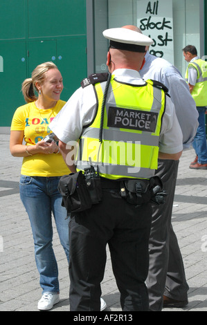 Mercato ufficiale di polizia aiuta gli acquirenti a Birmingham in Inghilterra Foto Stock