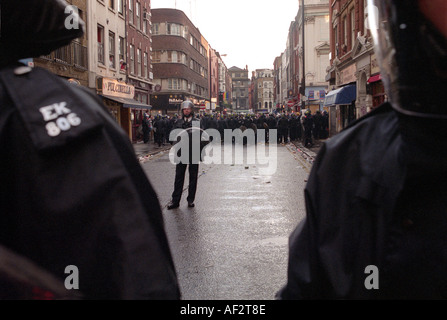 La polizia antisommossa chiamati in Trafalgar Square durante la mayday 2000 protestare che disintegrato in disordini. Foto Stock