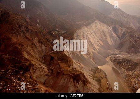 Vista aerea del "punto zero" montagna dopo il terremoto ha distrutto la città di Muzaffarabad, Pakistan, 2005. Foto Stock