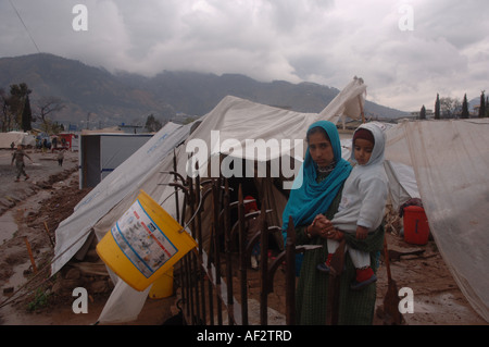 I superstiti del terremoto in una tenda camp correva da NRSP a Muzaffarabad, Pakistan, 2005. Foto Stock