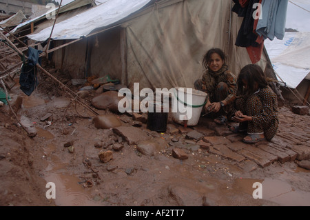 I superstiti del terremoto in una tenda camp correva da NRSP a Muzaffarabad, Pakistan, 2005. Foto Stock