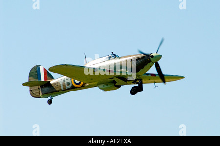 Un WW2 Hawker Hurricane solleva il suo carro dopo il decollo Foto Stock