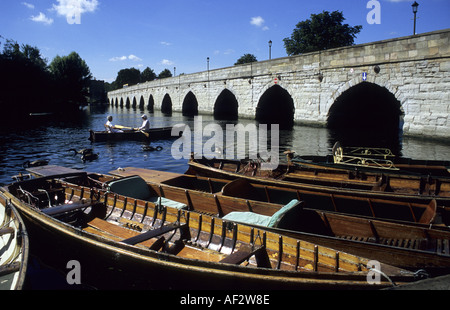 Matura in barca a remi sul fiume Avon da Clopton Bridge, Stratford-upon-Avon, Warwickshire, Inghilterra, Regno Unito Foto Stock