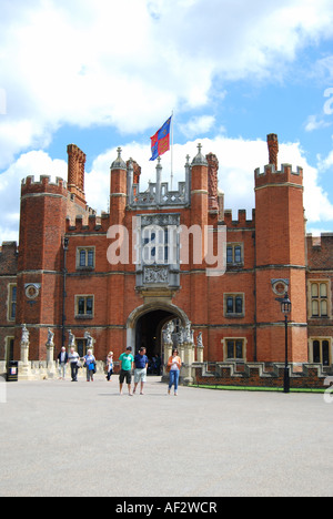 Cancello principale, Hampton Court Palace, Greater London, England, Regno Unito Foto Stock