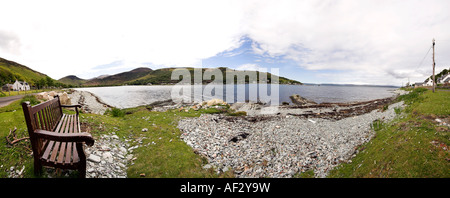 Vista panoramica di una panca a guardare la vista costiera, Lochranza, Arran, costa ovest della Scozia, Regno Unito Foto Stock