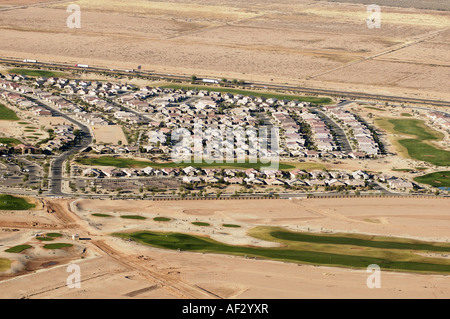 Vista aerea di un alloggiamento nuovo sviluppo e campo da golf sul bordo del deserto in Casa Grande Arizona Foto Stock