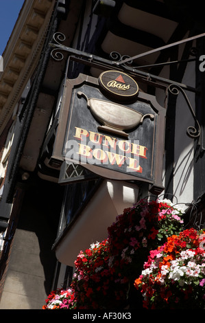 Nei cestini appesi con fiori al di fuori di Punch Bowl Inn sulla strada STONEGATE ESTATE YORK INGHILTERRA Foto Stock