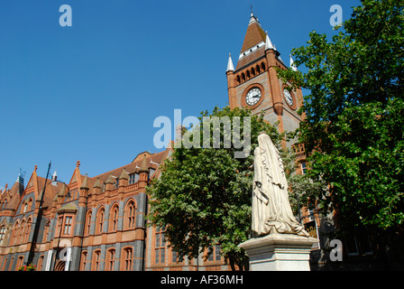 Reading Town Hall usato come museo e galleria d'arte con la statua della regina Victoria in primo piano Berkshire, Inghilterra Foto Stock