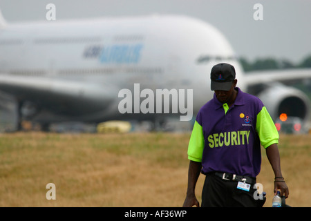 La guardia di sicurezza a Farnborough Airshow Internazionale 2006 e Airbus A380 in background Foto Stock