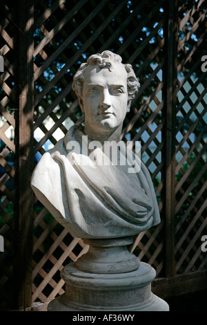 Busto di Lord Byron in giardino inglese a St Marys House, Bramber, West Sussex, Inghilterra Foto Stock