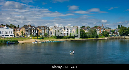 Blocco sul Fiume Tamigi e case in East Molesey visto da di Hampton Court Bridge Surrey in Inghilterra REGNO UNITO Foto Stock