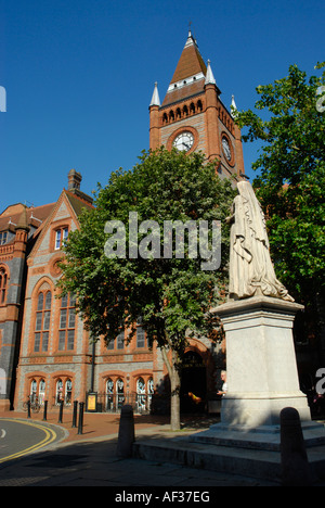 Reading Town Hall usato come museo e galleria d'arte con la statua della regina Victoria in primo piano Berkshire, Inghilterra Foto Stock