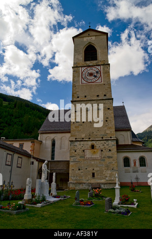 Il campanile e il cimitero di Mustair monastero in Svizzera Foto Stock