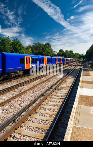 Il Sud Ovest di treno che passa attraverso la stazione di Surbiton Surrey in Inghilterra, Regno Unito Foto Stock