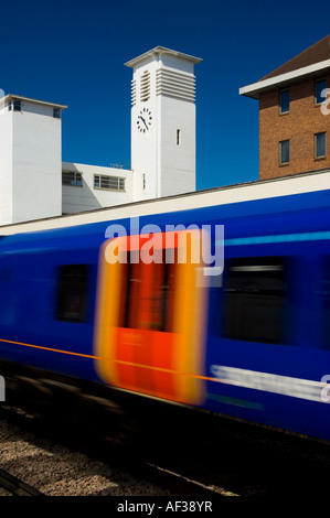 Il Sud Ovest di treno che passa attraverso la stazione di Surbiton Surrey in Inghilterra, Regno Unito Foto Stock