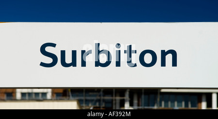 Surbiton Stazione ferroviaria segno su una delle 4 piattaforme Surrey in Inghilterra REGNO UNITO Foto Stock