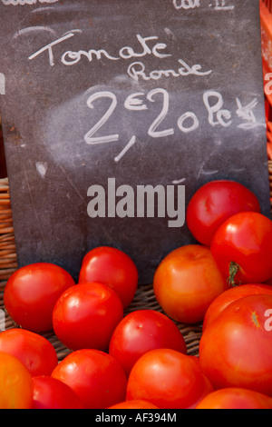 Luminoso rosso dei pomodori per la vendita su un mercato per la vendita nel Languedoc Roussillon. Sud della Francia Foto Stock