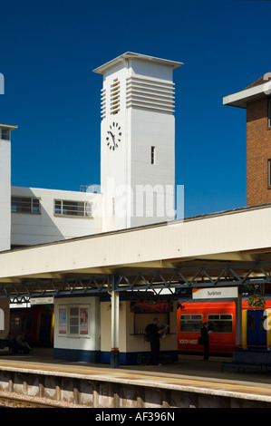 Il treno South West in piedi alla stazione di Surbiton Surrey in Inghilterra, Regno Unito Foto Stock