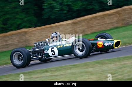 1967 Lotus-Cosworth 49 pilotata da Damon Hill sul hillclimb a Goodwood Festival della velocità, Sussex, Inghilterra. Foto Stock