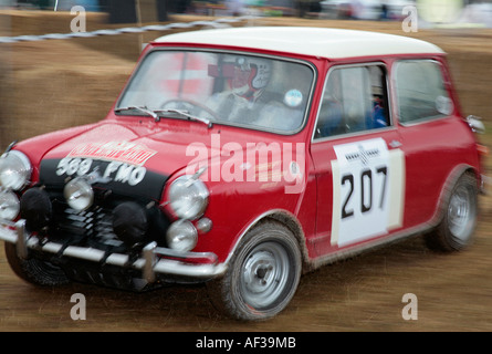 1964 Mini Cooper S, driver Rauno Aaltonen al rally paddock a Goodwood Festival of Speed, Sussex, Regno Unito. Foto Stock