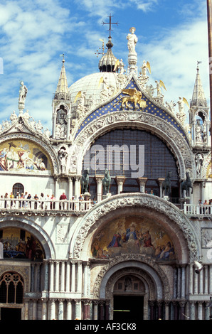 Facciata del XI secolo Basilica di San Marco, Piazza San Marco (St. Marco), Venezia, Italia Foto Stock